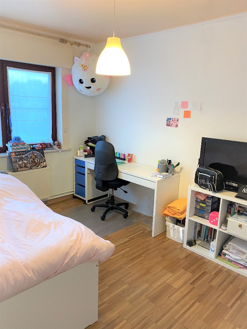 Up-to-date en bijzonder ruime gezinswoning met garage te Zwevegem 