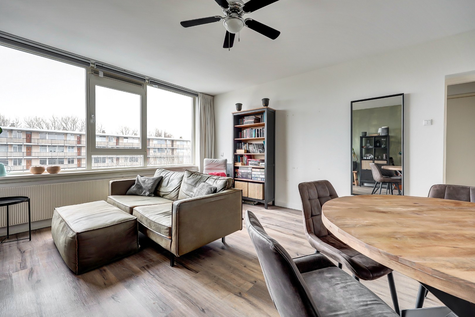 Instapklaar 2-kamer appartement op de 6e verdieping met moderne keuken en badkamer, balkon, berging in de onderbouw en gelegen op eigen grond. 