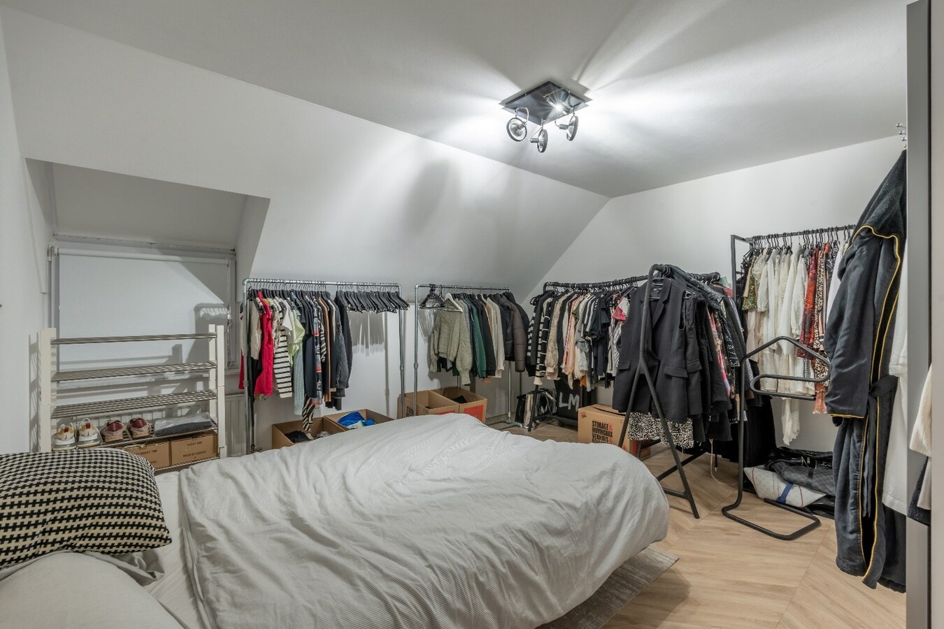 Ruime woning in Dorne(Maaseik) met 4 slaapkamers, gelegen op een uitzonderlijk ruim perceel. 