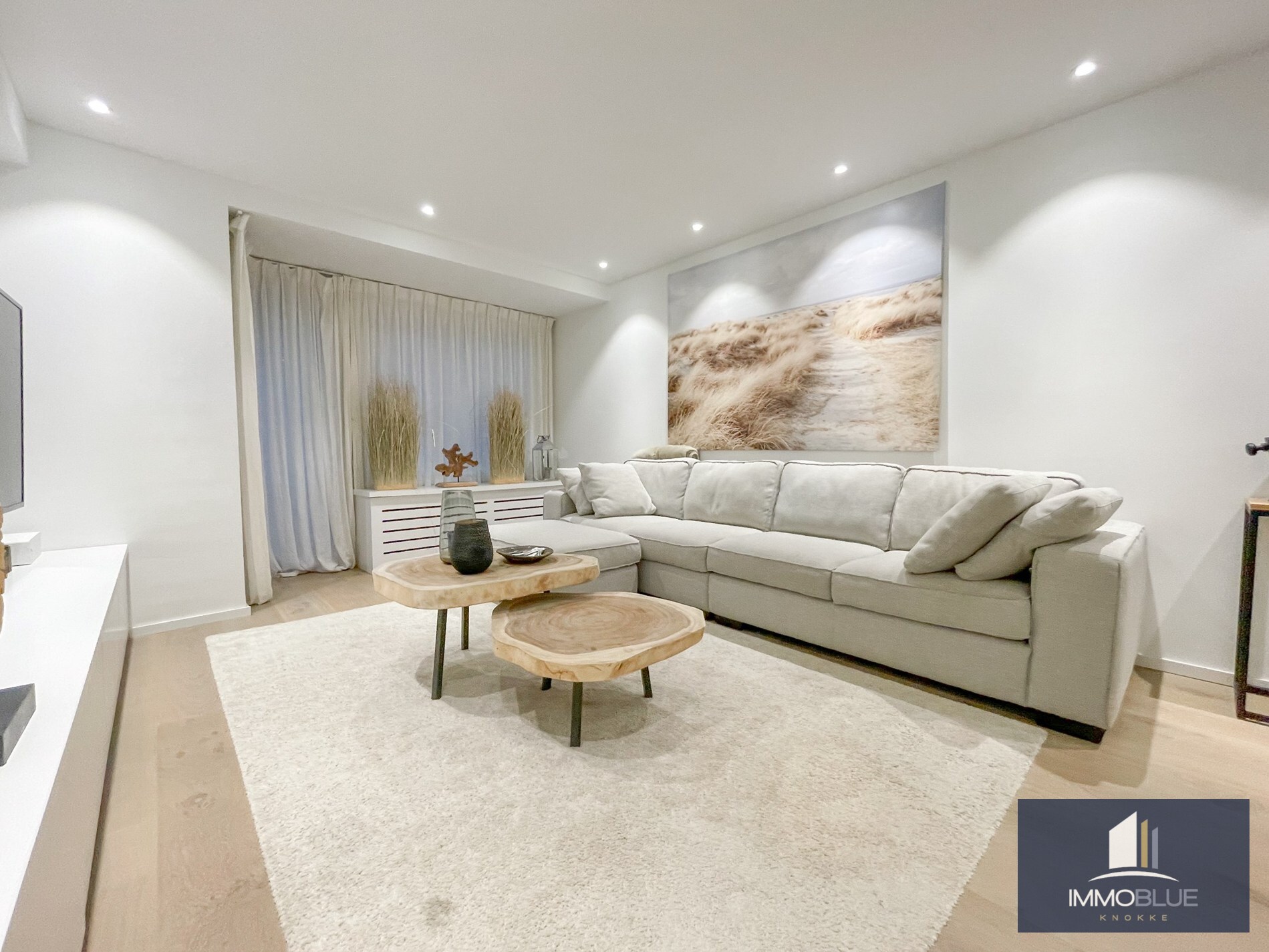 Appartement entièrement rénové, situé à deux pas de la mer. 