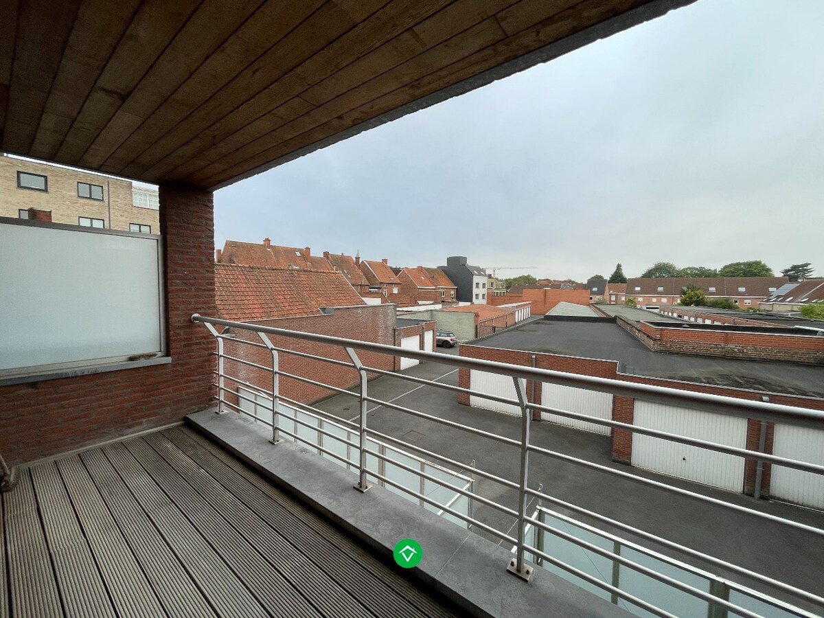 Ruim appartement (117 m²) met 2 slaapkamers, terras en garage in centrum Roeselare! 