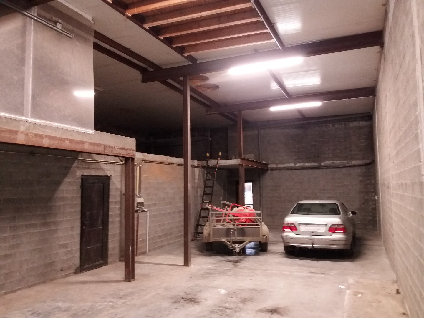 Centraal gelegen loods nabij invalswegen en centrum Waregem! 