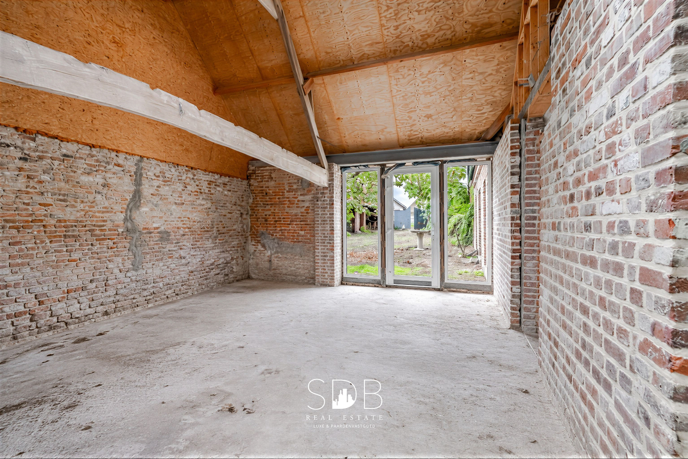 Authentieke hoeve met achterliggend groen op 5.192m² 