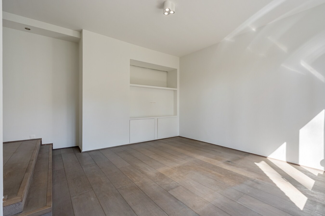 Gezellige, instapklare stadswoning in het centrum van Maaseik grenzend aan de groene wal! 