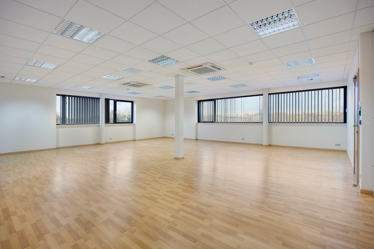 Kantoor te koop in het industriepark te Haasrode/Heverlee met 14 parkings - opp. 626 m² - verkoop van aandelen 