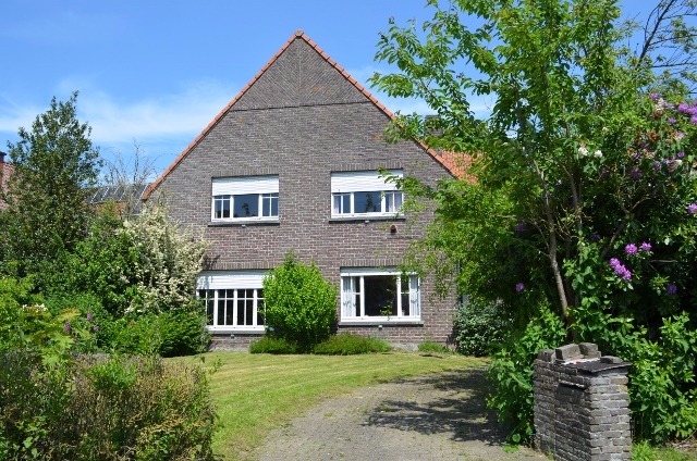 Te strippen / nieuw te bouwen woning en bijgebouwen op 906m² commercieel gelegen te Eeklo 