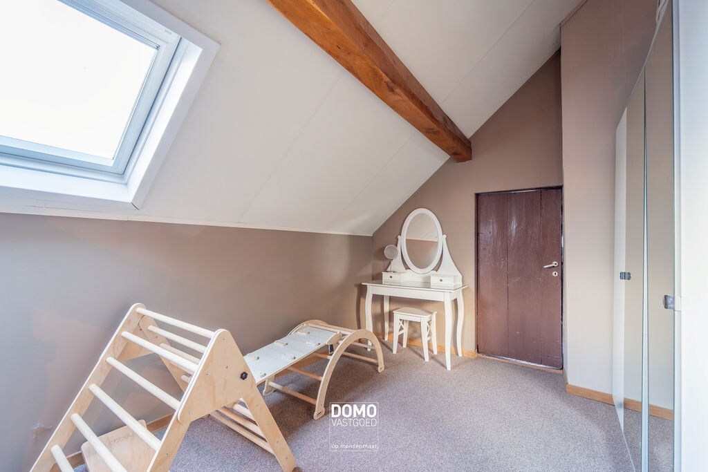 Verrassend ruime woning met karakter te Kuringen. 