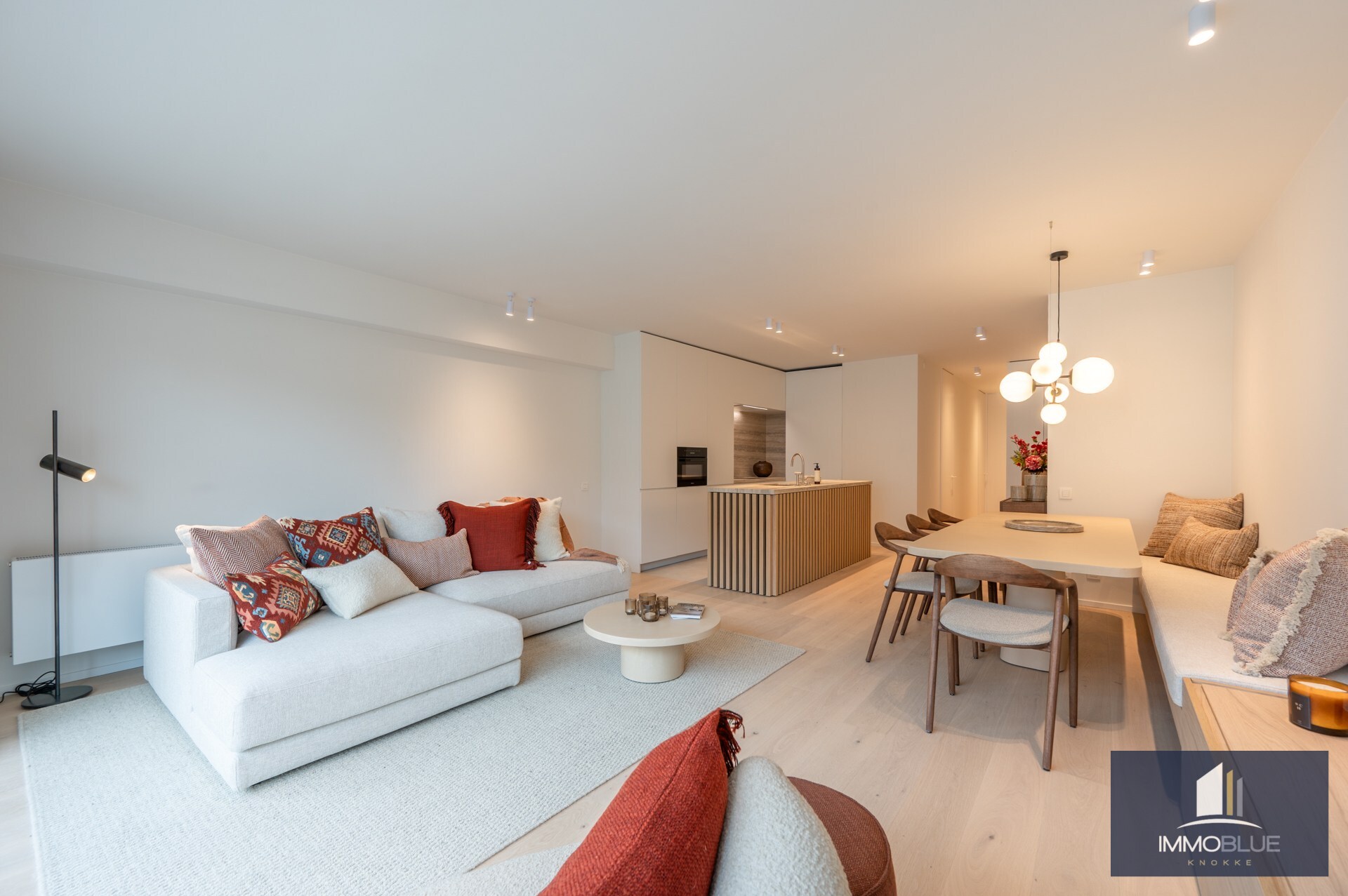 Stijlvol volledig gerenoveerd appartement gelegen nabij het Rubensplein . 