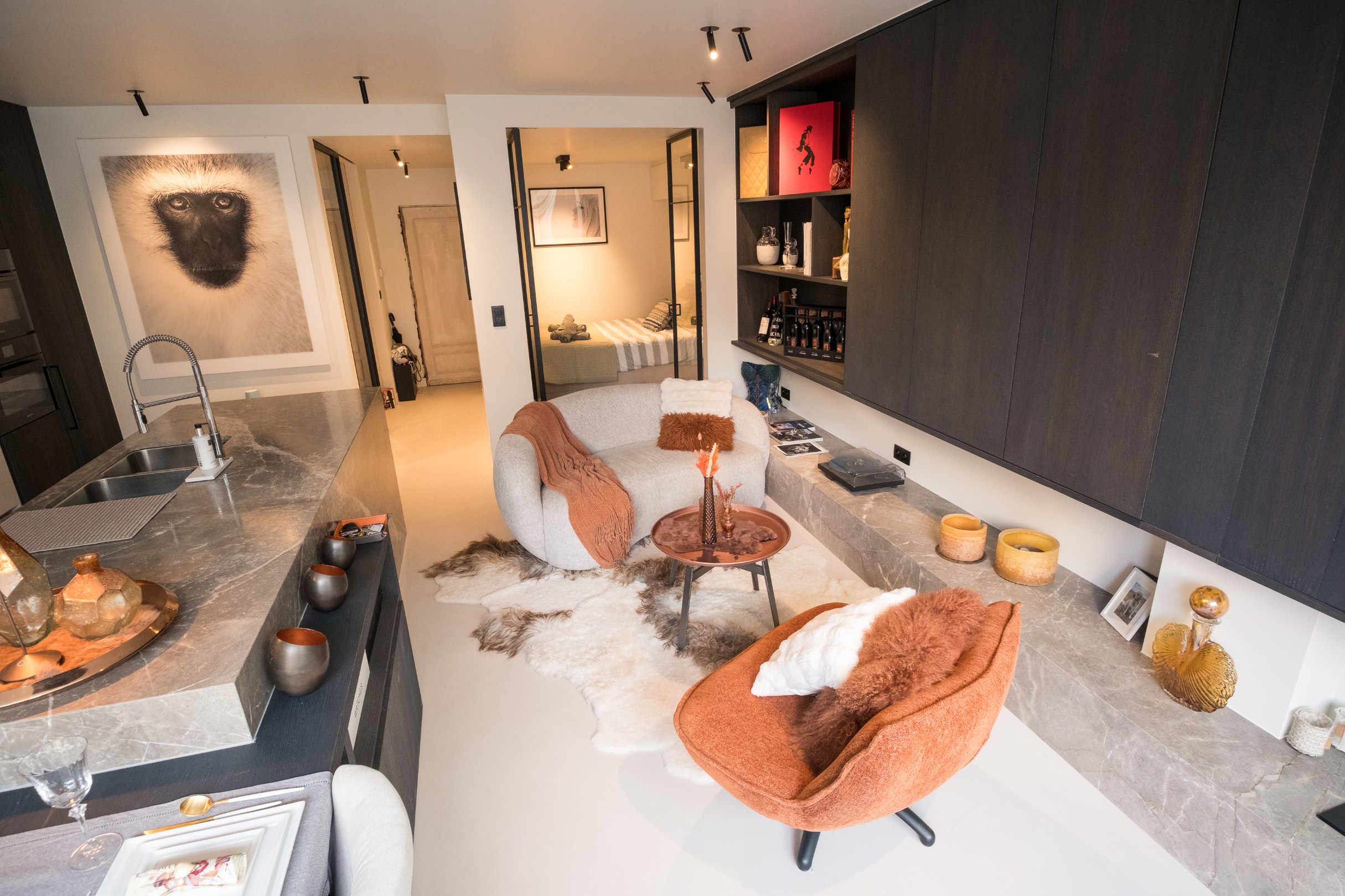 Dans un emplacement de choix, à quelques pas de la mer, se trouve cet appartement exclusif de plain-pied avec un jardin exceptionnellement spacieux et ensoleillé. Une combinaison rare de vie privée, d 