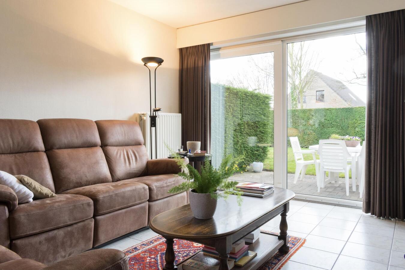 Gelijkvloers villa-appartement met zonnige tuin op toplocatie 