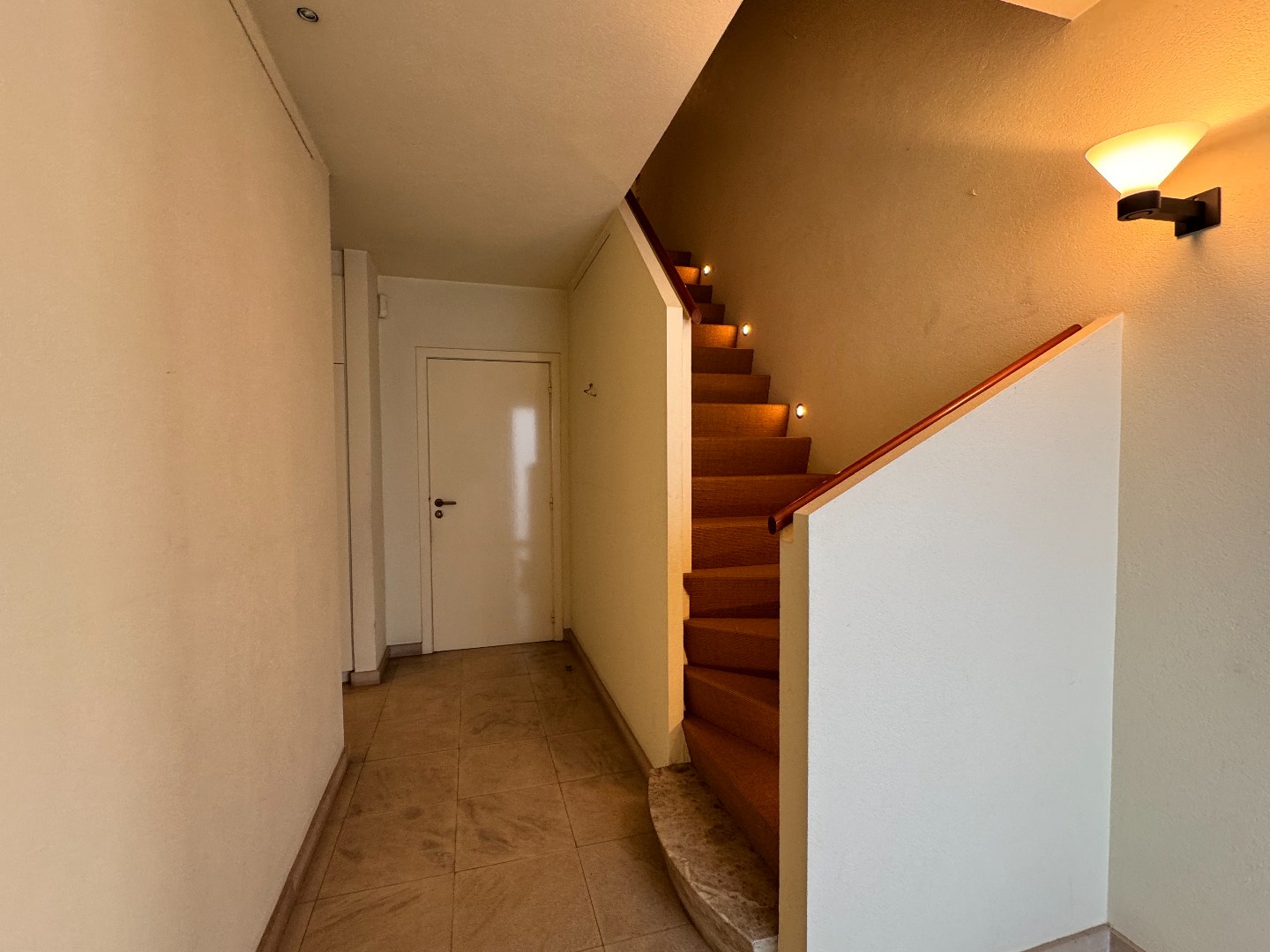 Ruime woning met loods en landbouwgrond op groene locatie nabij Waregem. 