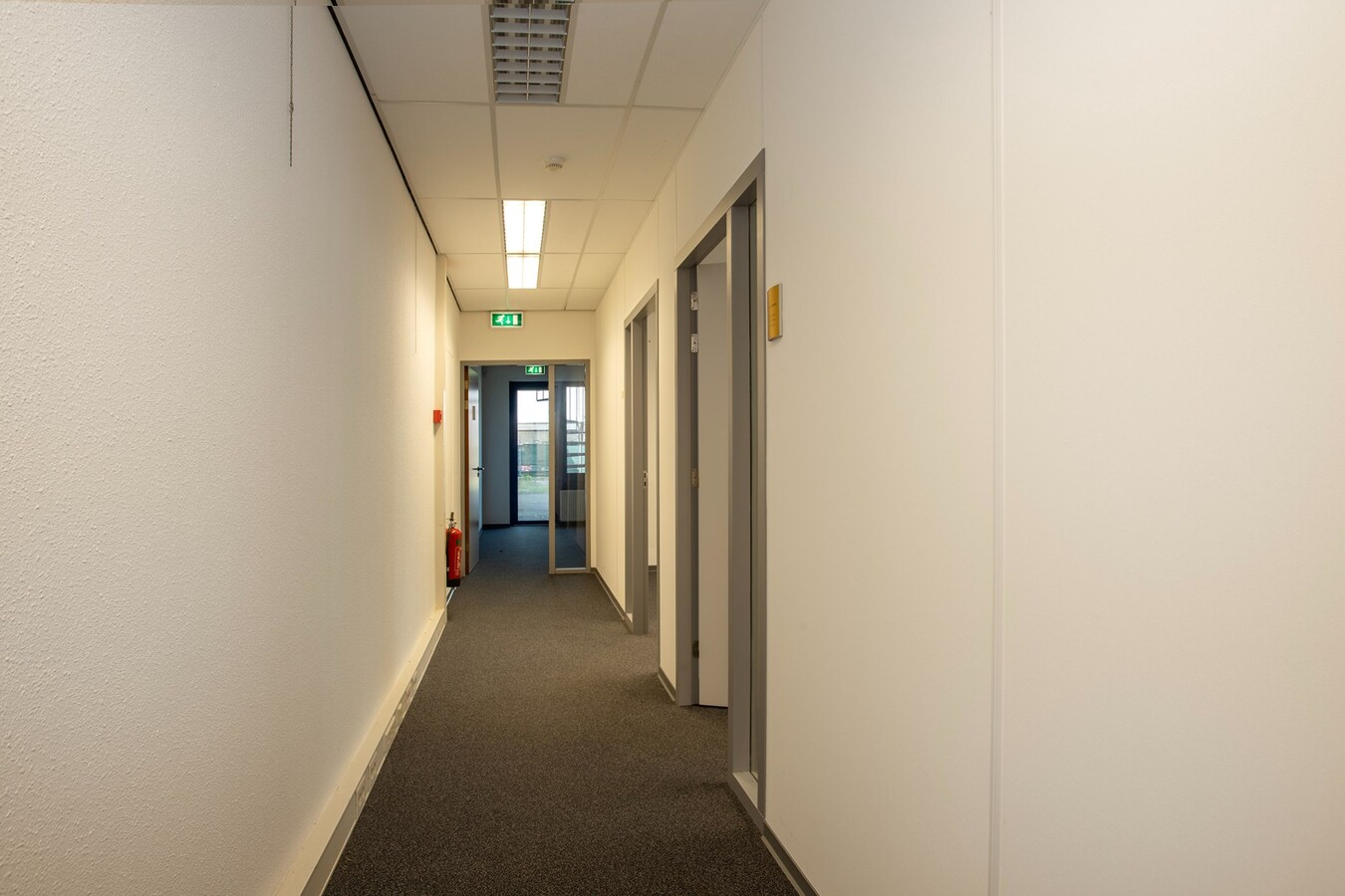 Representatief kantoorpand met 11 kantoorruimtes en circa 20 parkeerplaatsen te huur. 