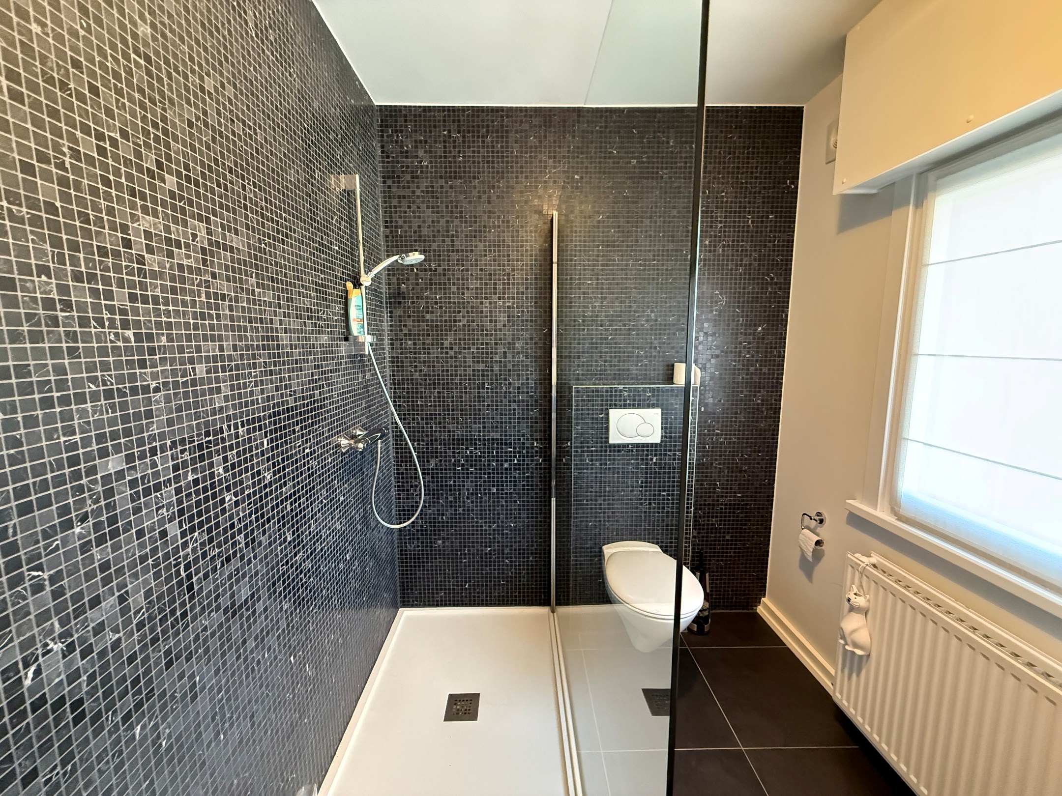Non meublé - Maison bien entretenue avec trois chambres située dans le vieux Knokke, à distance de marche du centre commercial de Knokke et du Zoute. 