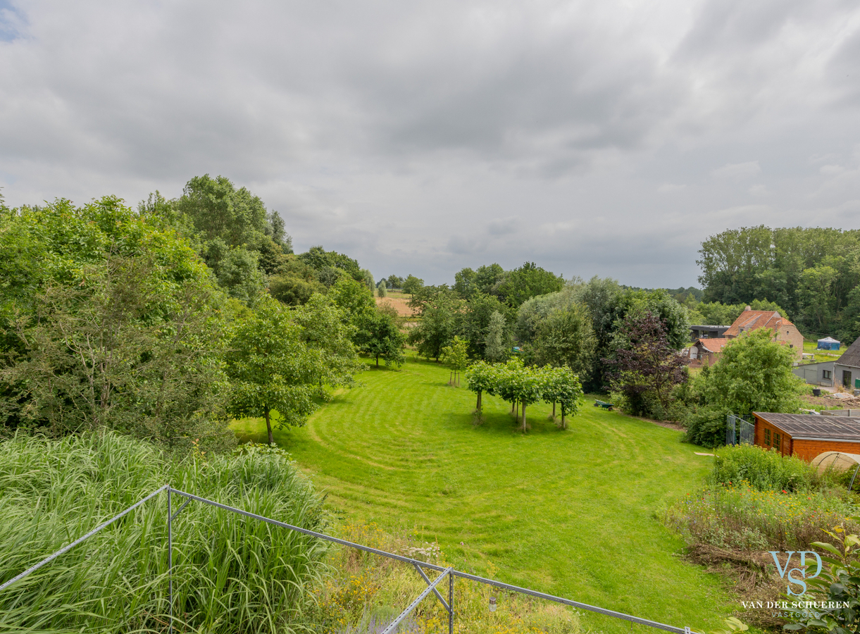 Authentieke herenwoning met atelier / bureau's. 