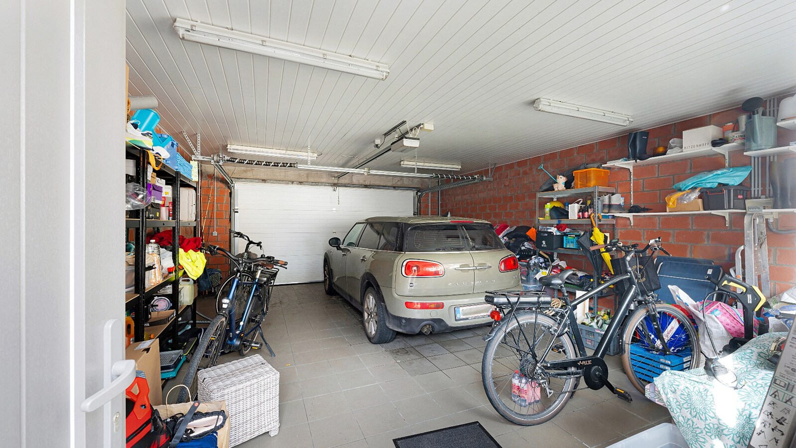 Instapklare en ruime gezinswoning met dubbele garage in het hart van Zeebrugge. 