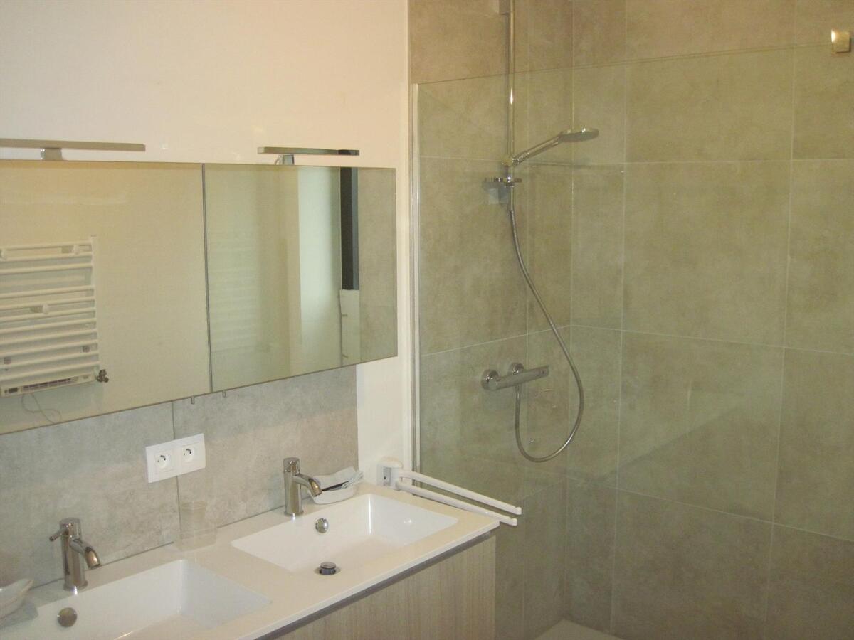 Nieuw appartement !    Kleine residentie met een sterke architectuur. 