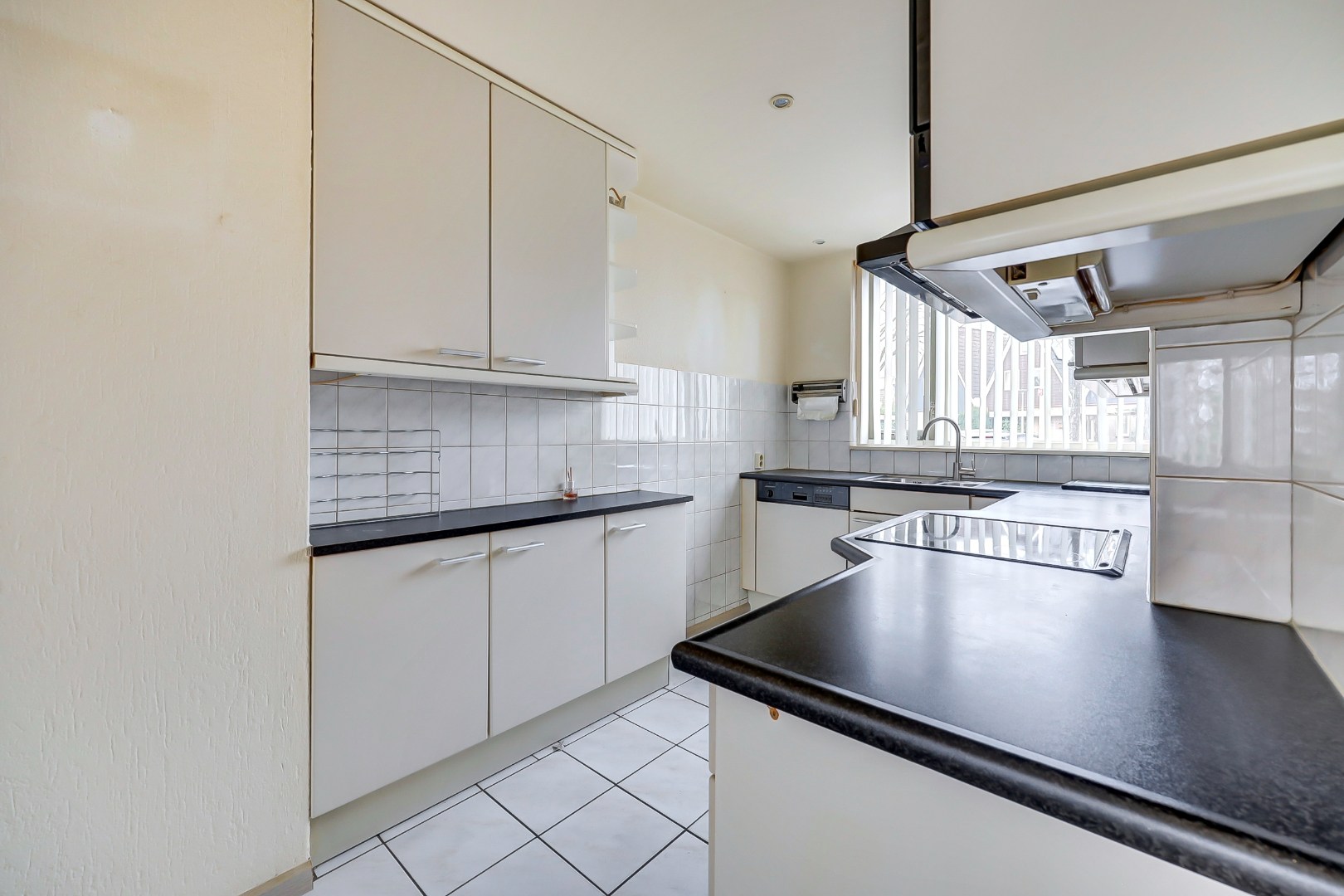 Ruime en lichte 2-onder-1-kap woning met parkeerplaats, garage, 3 slaapkamers, en zonnige tuin op het zuidwesten direct aan het water 