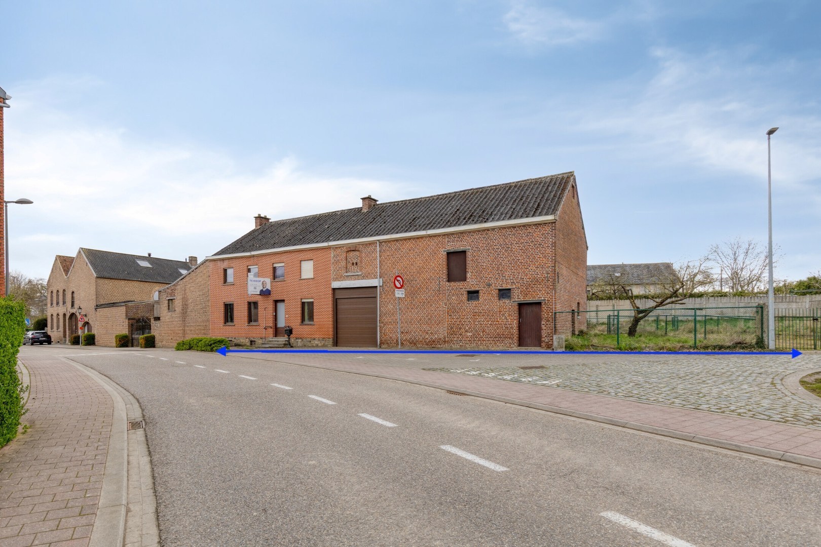 Mogelijkheid om te splitsen in 2 woningen - Half open bebouwing (hoeve) met 5 slaapkamers, tuin, terras en zeer ruime garage in Oorbeek (Tienen)! – EPC 730 kWh/m² - bewoonbare opp. 195 m² 
