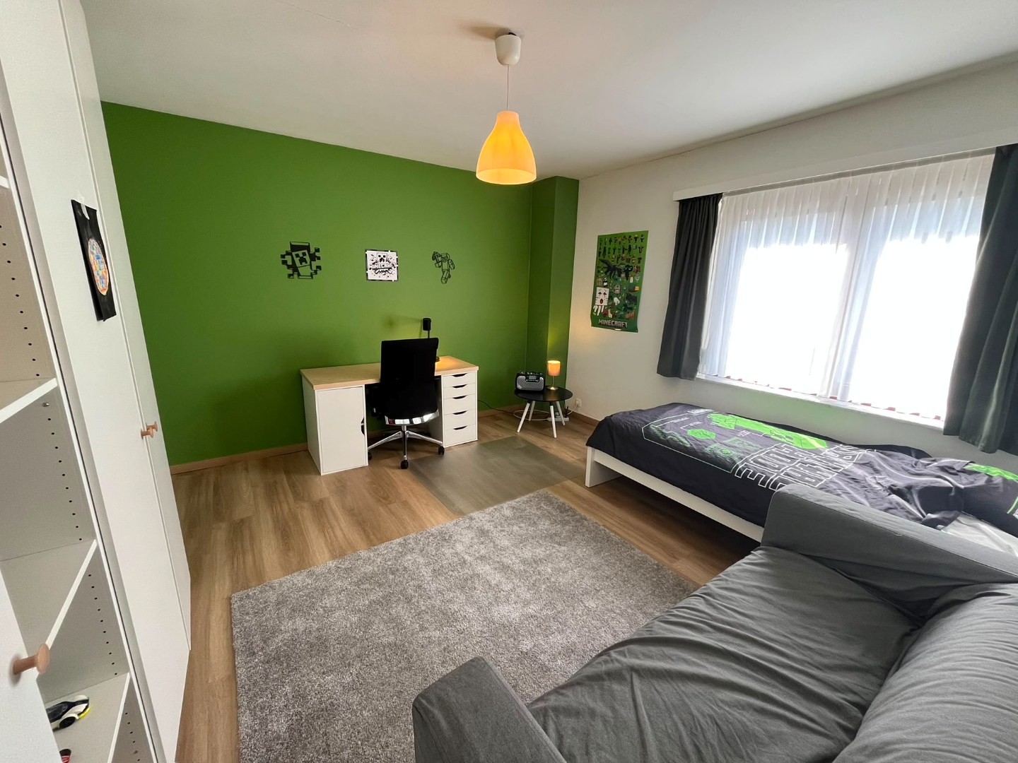 Gerenoveerde halfopen bebouwing met 4 slaapkamers, bureau, tuin en garage in Brasschaat 