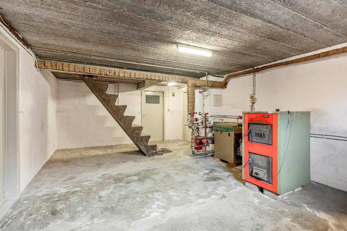 Te renoveren karakteristieke bungalow, 3 Slpk, ruime kelder met garage, op toplocatie 