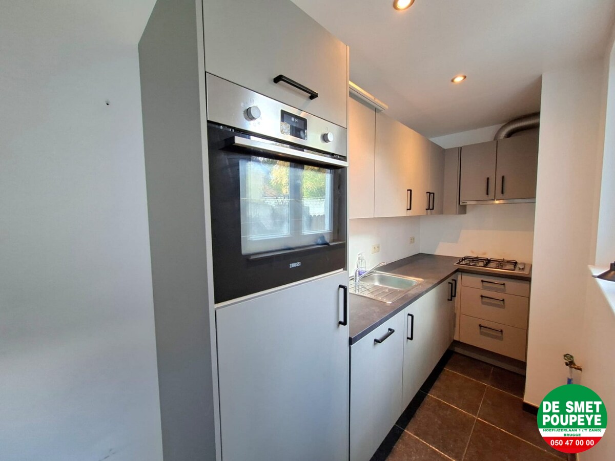 Rijwoning met tuin met uitweg 