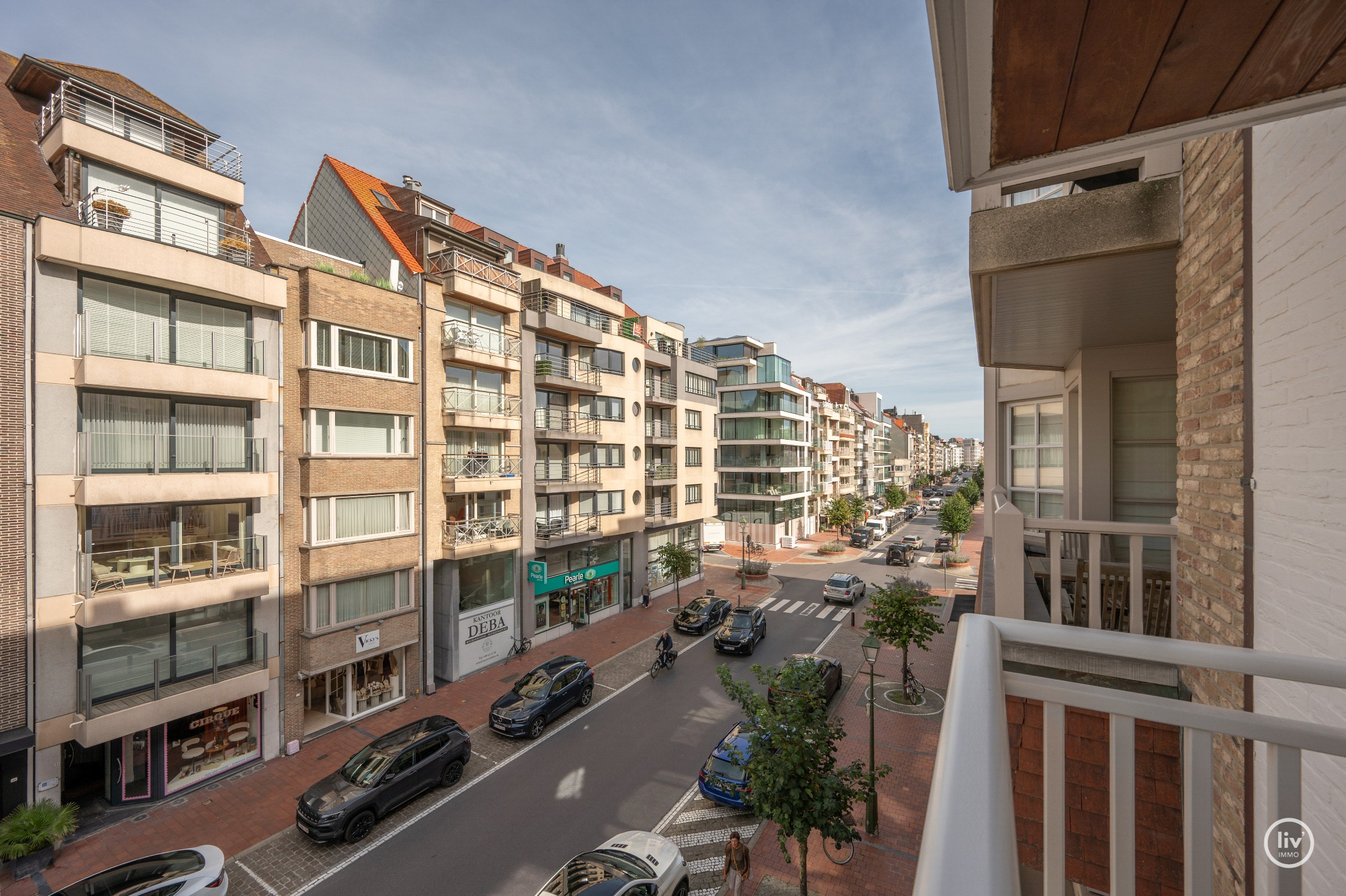 Appartement exceptionnellement spacieux avec une largeur de façade exceptionnelle et une superficie totale de 163 m², idéalement situé sur l'avenue Dumortier à Knokke. 