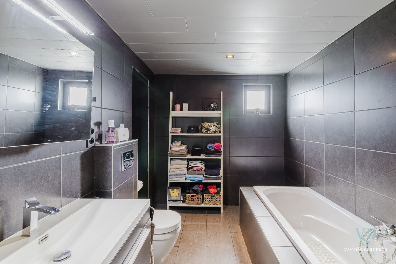 Ruime woning met atelier / garage. 