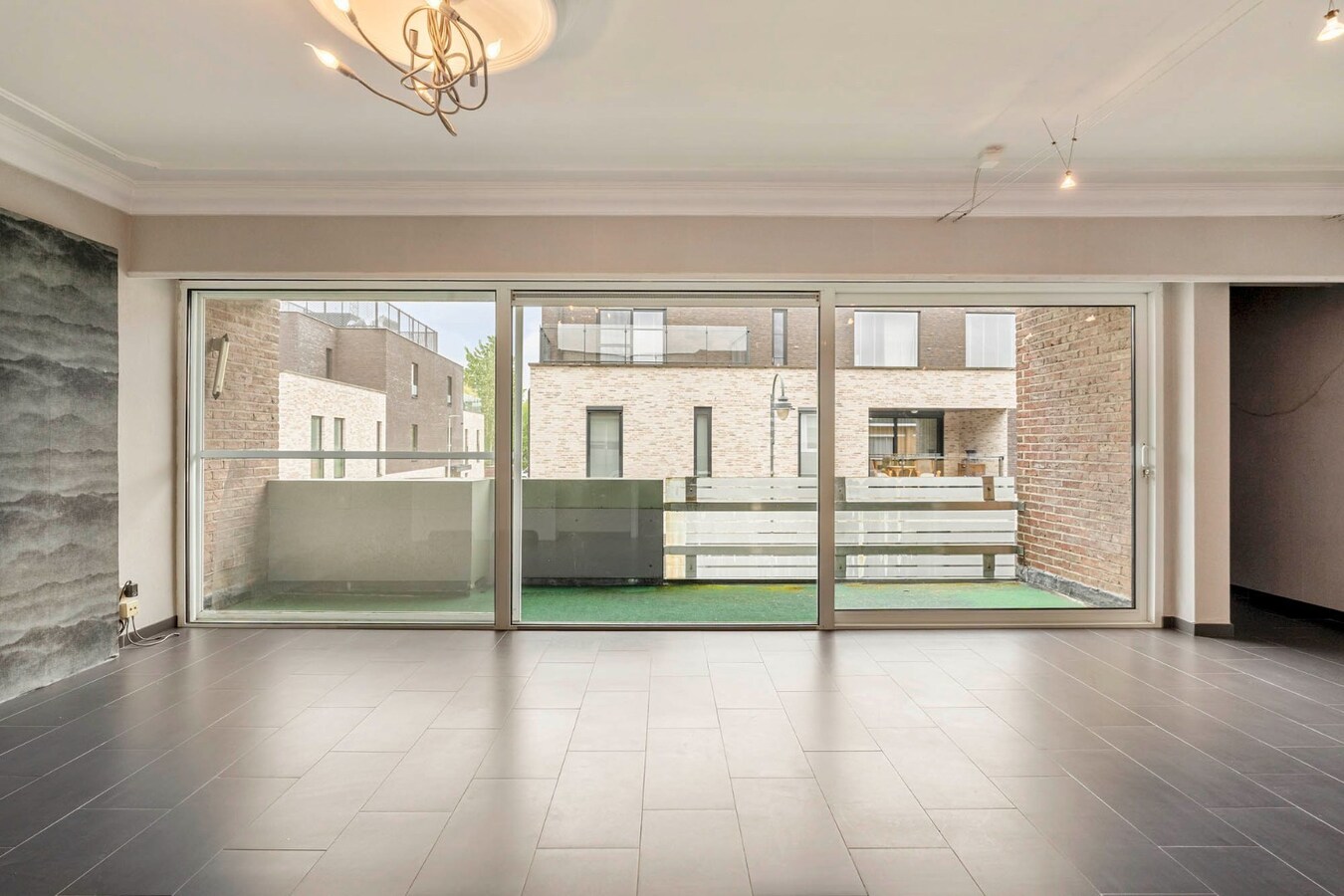 Comfortabel, zeer ruim appartement met 4 slaapkamers, terras en garage in het centrum van Neeroeteren! 