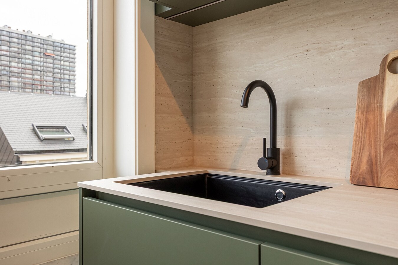 Gerenoveerd appt. met 2 slpk en terras te Wilrijk! 