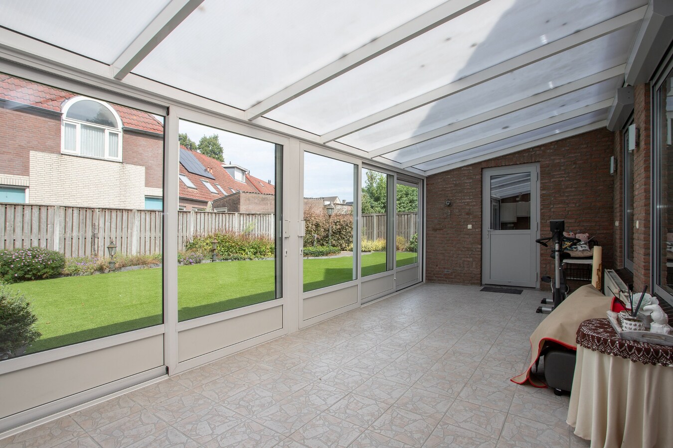 Vrijstaande degelijk gebouwde woning met inpandige dubbele garage. 