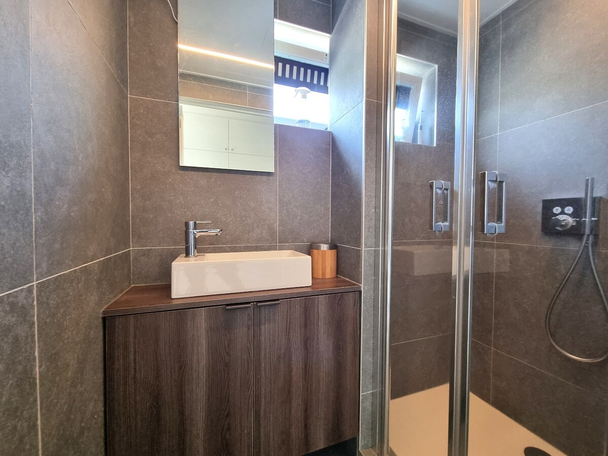 Prachtige, volledig gerenoveerde halfopen bebouwing op groot perceel van 842m² 