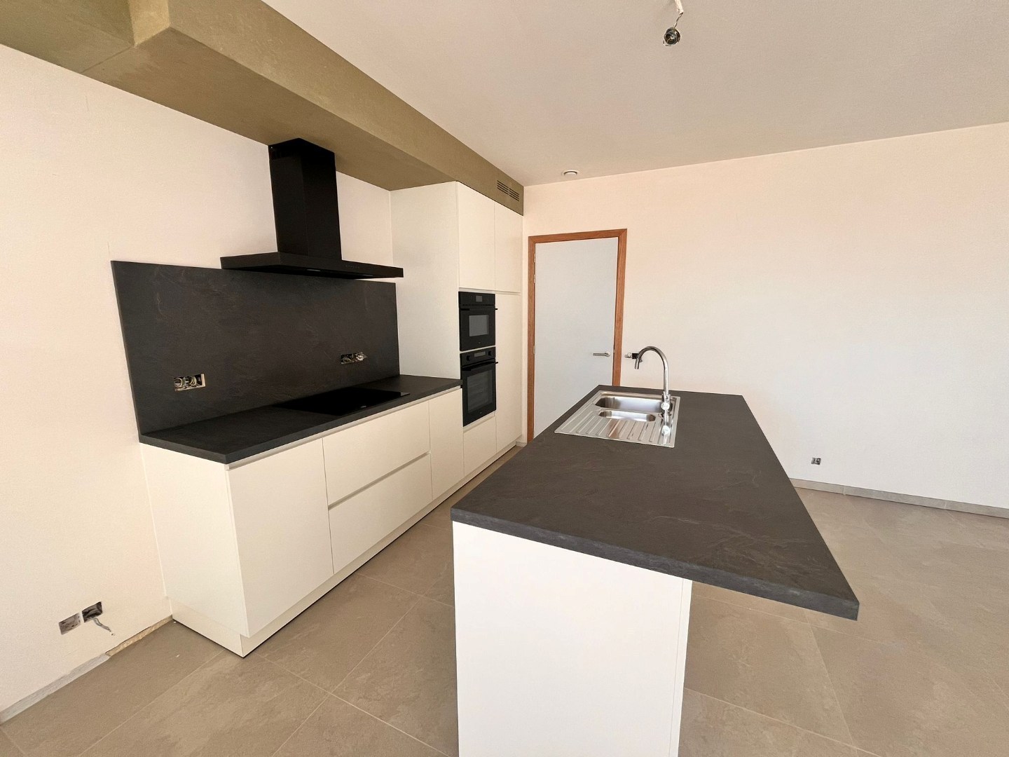 Afgewerkte woning met 2 slaapkamers &amp; ruim zonnig terras en tuin + autostaanplaats en berging 