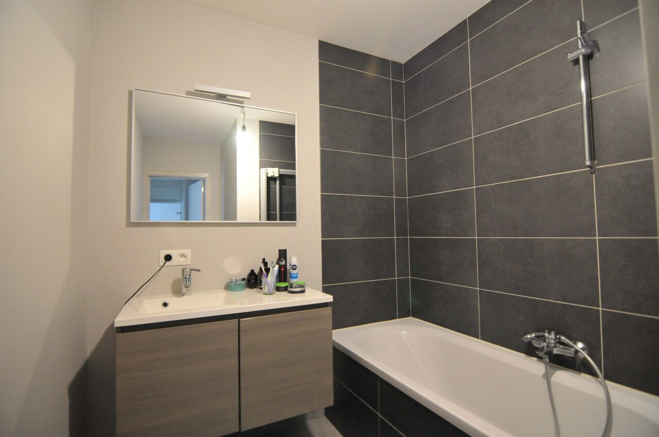 Mooi appartement met 2 SLK en garage. 