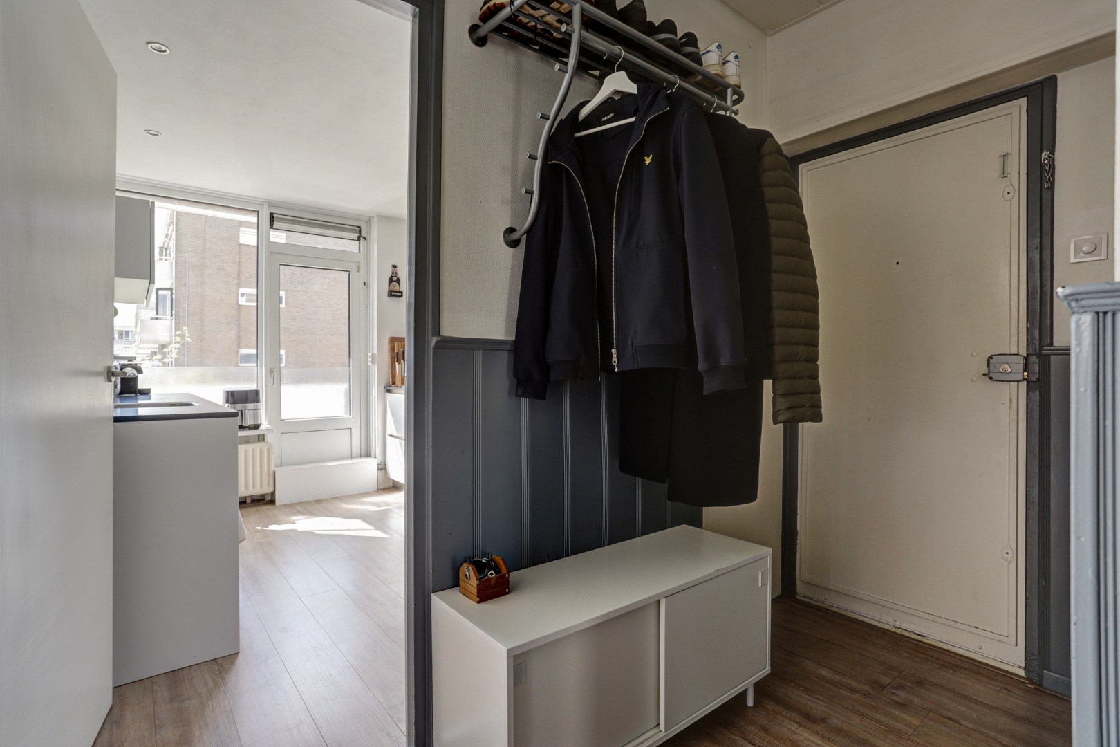 Instapklaar 3-kamer appartement op de 1e verdieping met keurige keuken en badkamer, 2 balkons, berging in de onderbouw en is gelegen op eigen grond. 