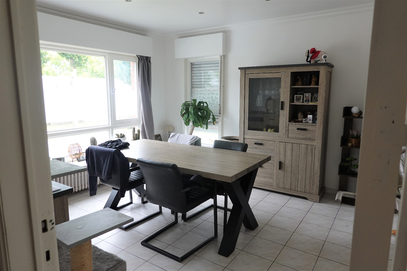 Halfopen woning met garage 