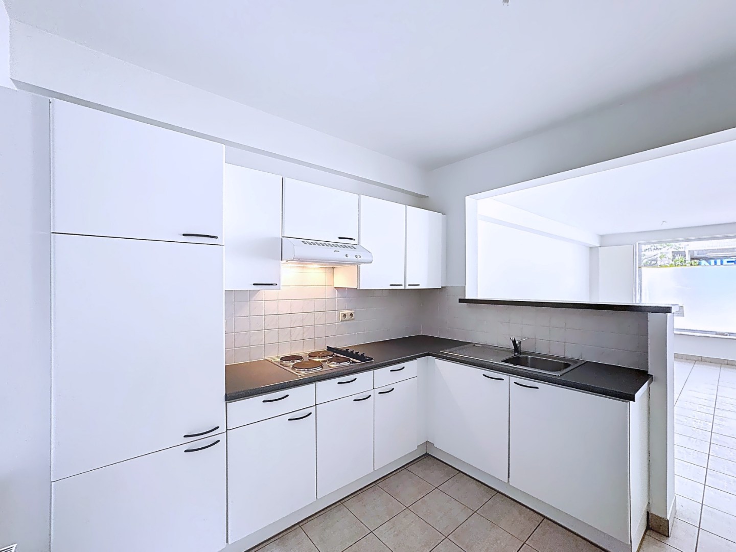 Centraal gelegen gelijkvloers-appartement met 1 grote slaapkamer 