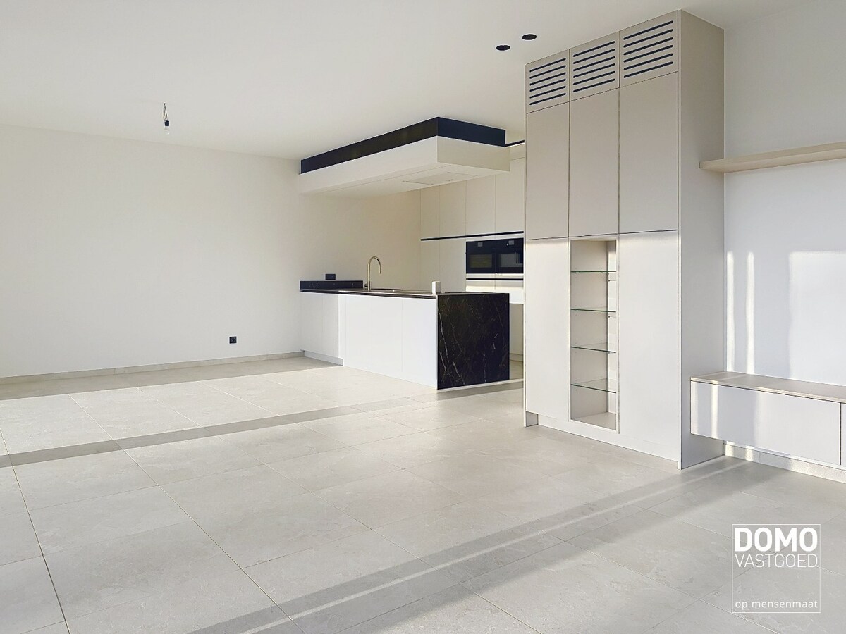 HOOGWAARDIG AFGEWERKT APPARTEMENT VAN 122,50 M² MET 2 SLAAPKAMERS, RUIM TERRAS EN PARKEERPLAATS TE CENTRUM TUILT 