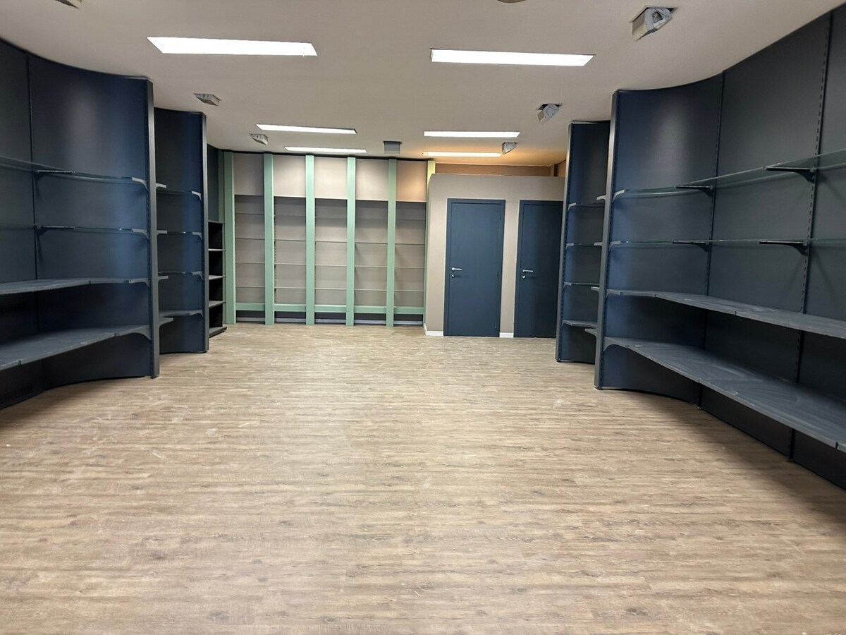 Handelsgelijkvloers, met mooie  etalage,  grote kelder 