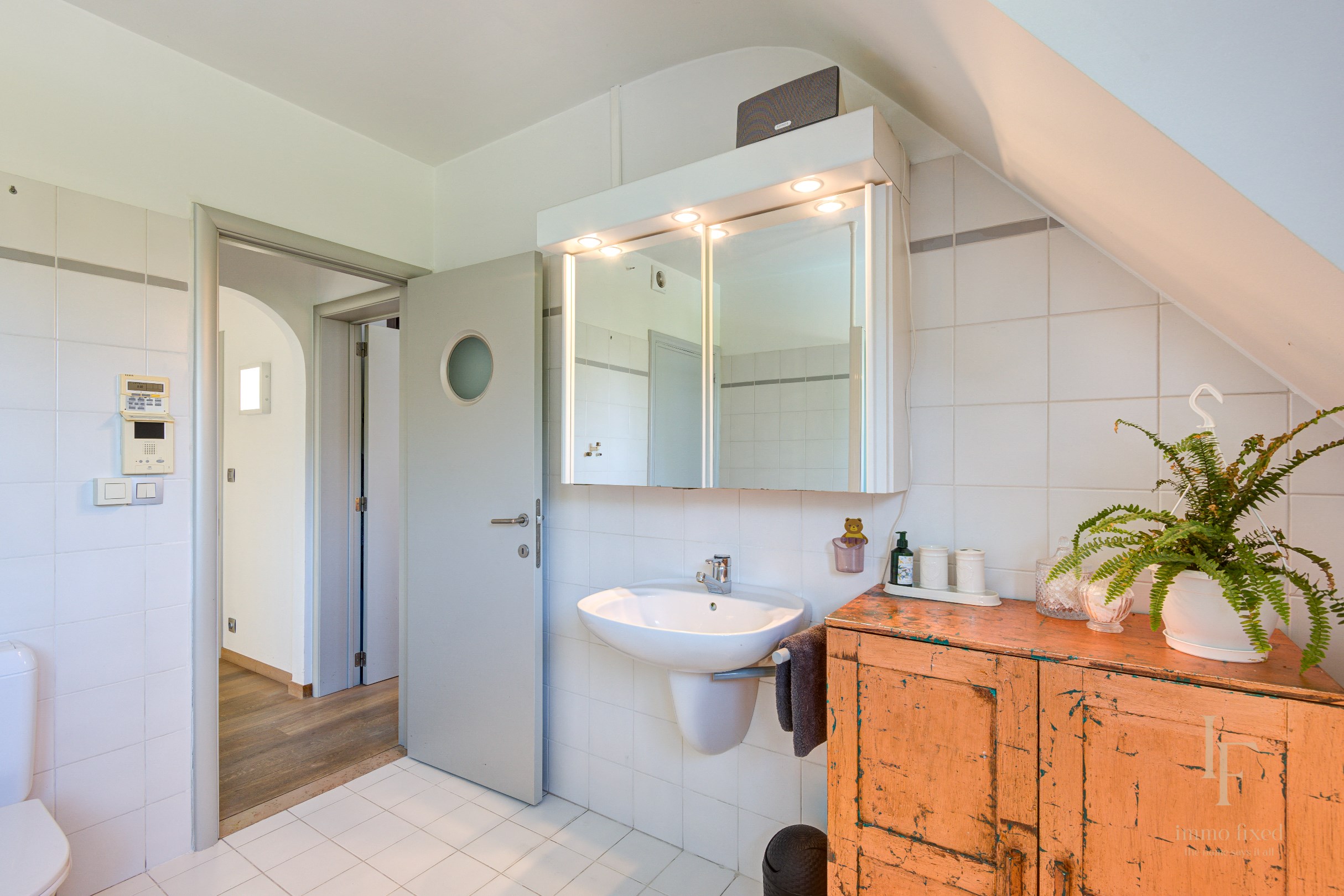 Villa met magazijn, garagebox en 12+ parkeerplaatsen te Kontich! 