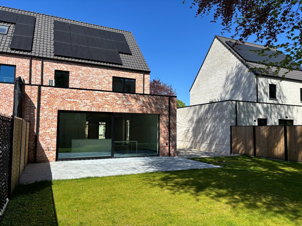Moderne landelijke nieuwbouw woning met A+ energieprestatie in rustige wijk 