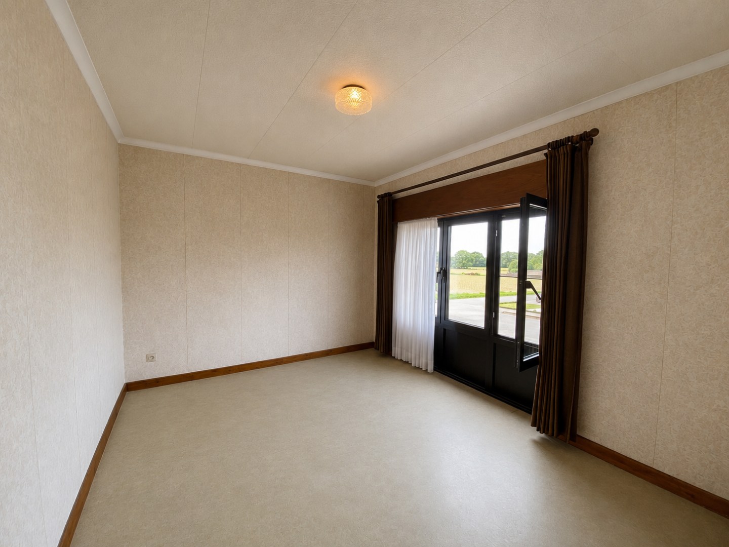 Zeer goed gelegen te renoveren gezinswoning met tuin en garage op 245 m²! 