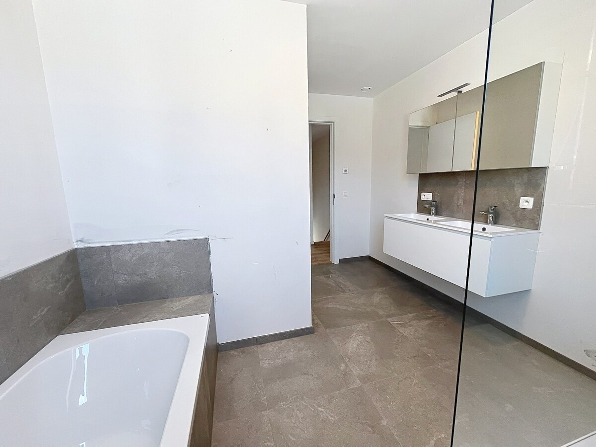 Nieuwbouwwonining met 4 slaapkamers in hartje Aalter op toplocatie. 