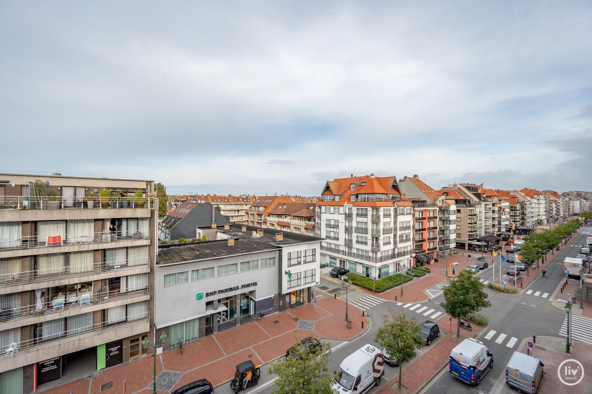 Superbe appartement en duplex magnifiquement rénové avec une spacieuse terrasse orientée vers l'ouest, situé sur la Lippenslaan à Knokke. 