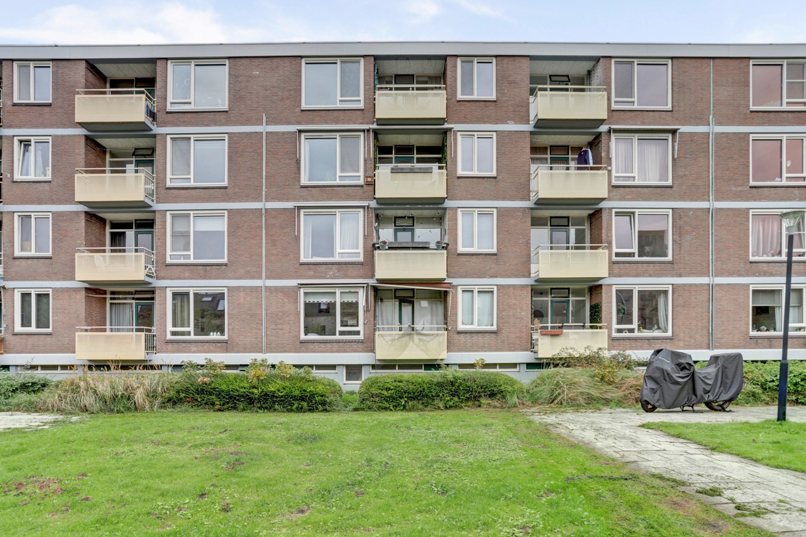 Instapklaar 3 (voorheen 4) kamer appartement op de vierde verdieping met moderne keuken en badkamer, balkon op het zuiden en berging in de onderbouw. 
