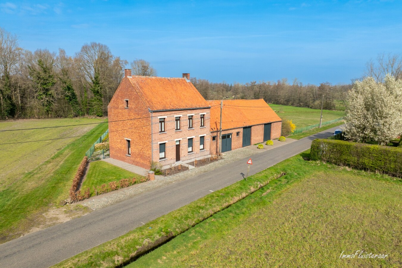 Statige woning met opslagruimte en stalgebouw op ca. 11.391 m2 te Geel 