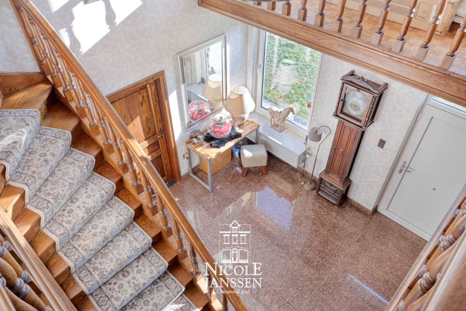 Inkomhal met eiken trap