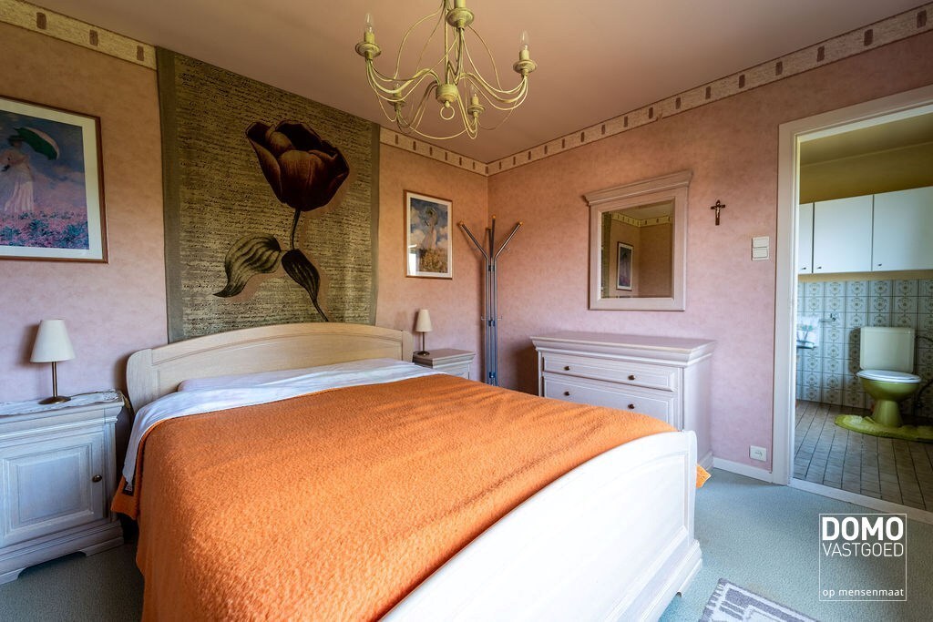 KARAKTERVOLLE, RUIME WONING MET 4 SLAAPKAMERS EN ZONNIGE TUIN TE STOKROOIE 