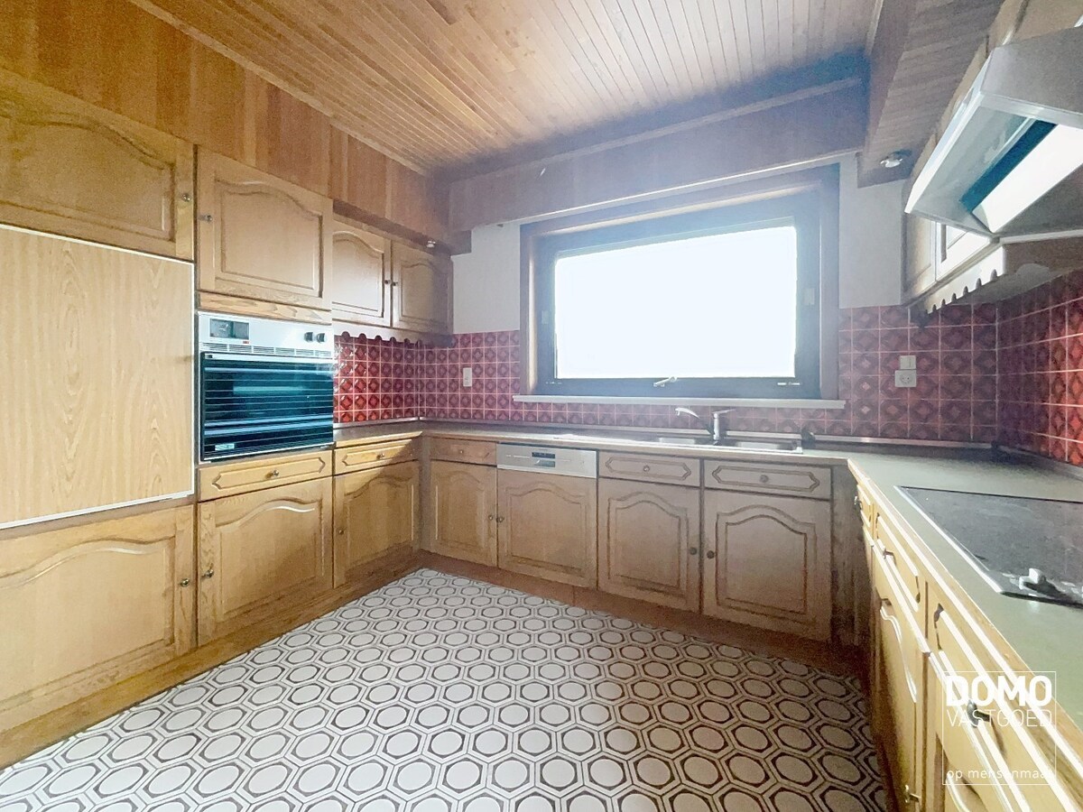 RUIME GELIJKVLOERSE WONING OPEN BEBOUWING GELEGEN OP EEN PERCEEL VAN 12a77ca TE KERMT 