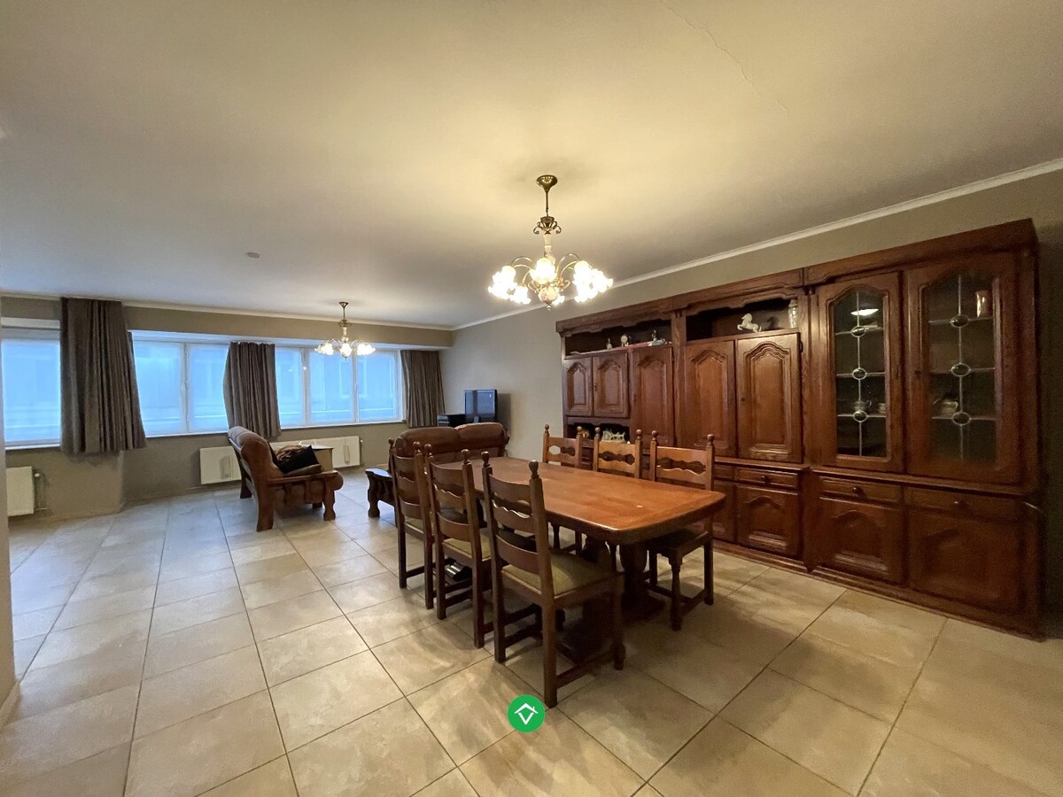 Ruim appartement (117 m²) met 2 slaapkamers, terras en garage in centrum Roeselare! 