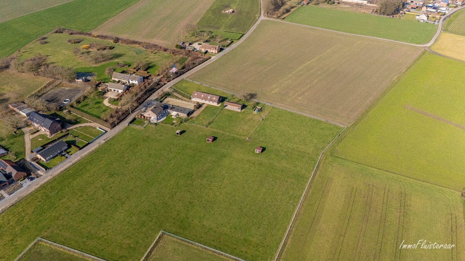 Woning met paardenstallen en buitenpiste op ca. 6,5ha te Bree 